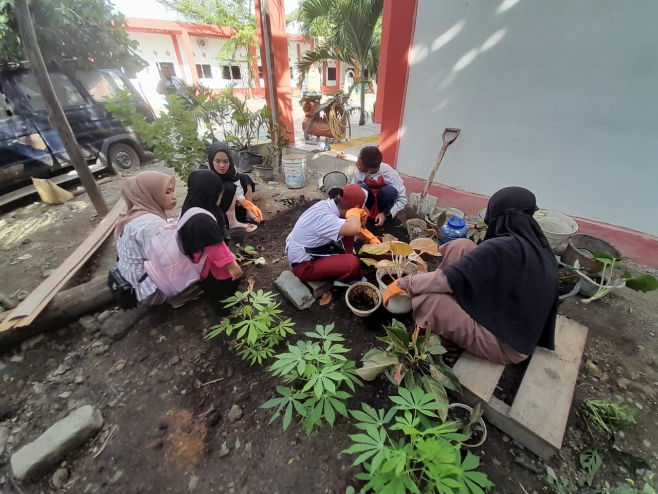 Menanam Bunga Bersama di SLB Tadulako Mandiri 